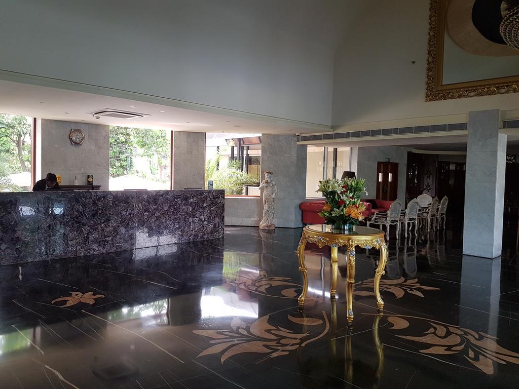 Hotel Atrio By Devam Gurgaon Esterno foto