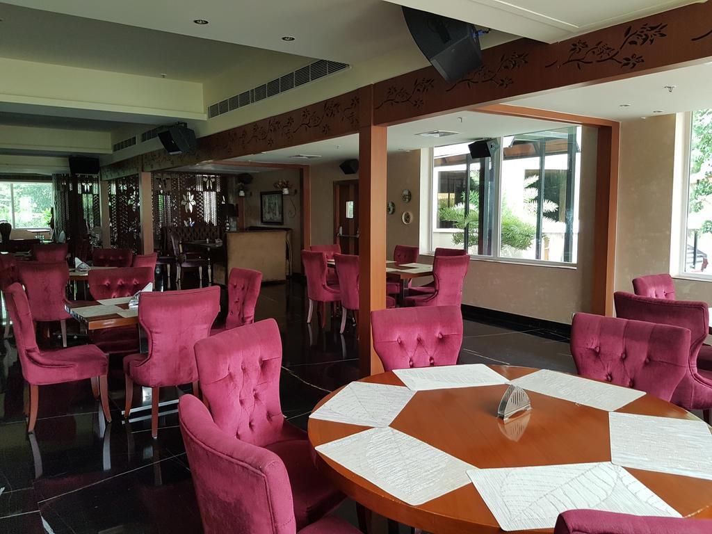 Hotel Atrio By Devam Gurgaon Esterno foto