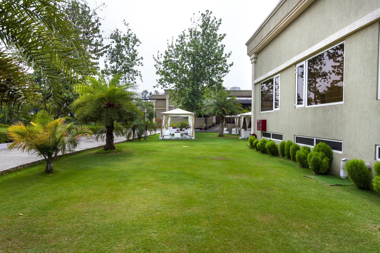 Hotel Atrio By Devam Gurgaon Esterno foto