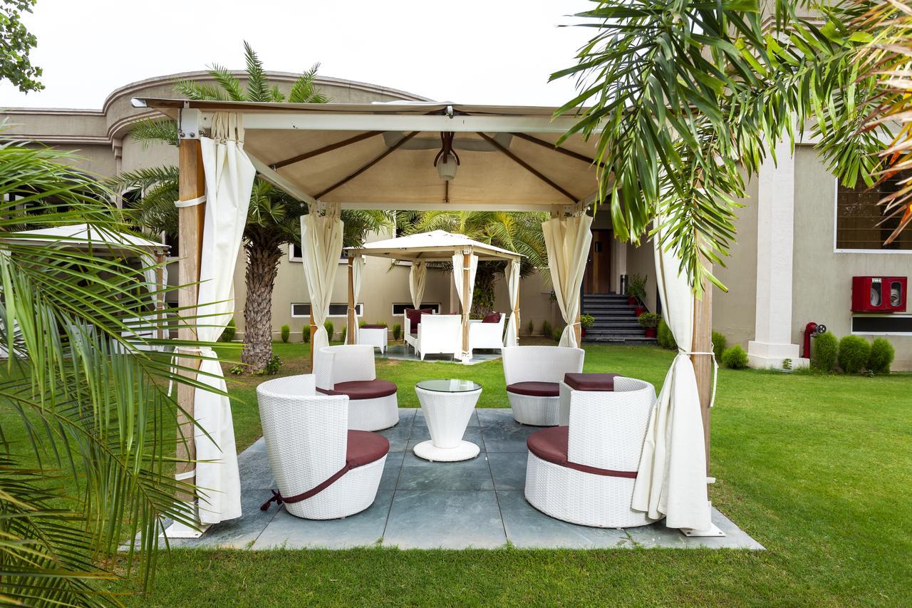 Hotel Atrio By Devam Gurgaon Esterno foto